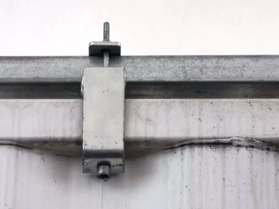 Konteineru nojume/ bez aizmugurējās sienas, ar skrūvēm/  C9x12Sk /Cena bez PVN: €3060