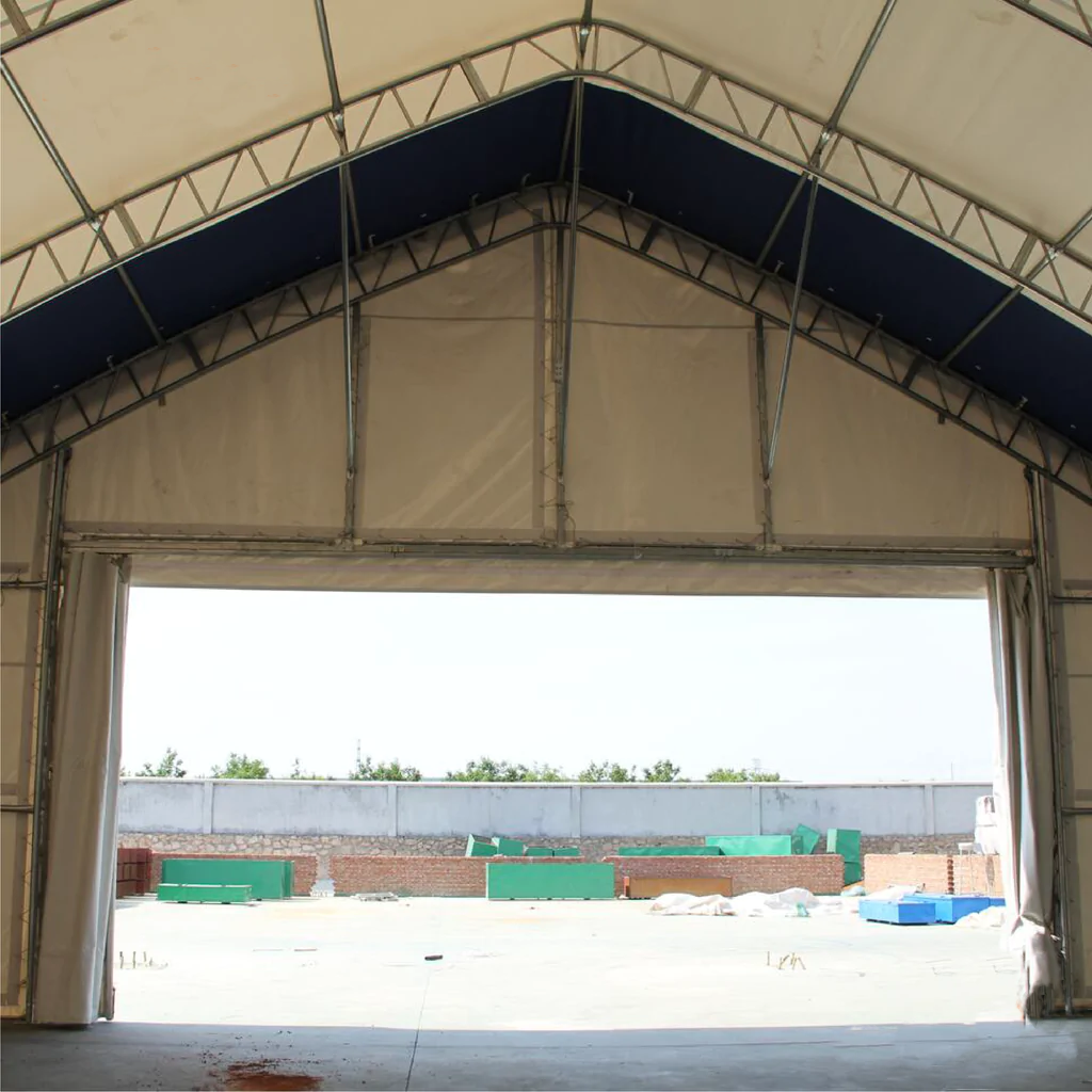 Noliktavas ar divslīpu jumtu/ir iekļautas ritošās priekšējās un aizmugurējās durvis 4.26x3.96m /  9,15x24,4x6,1m /Cena bez PVN: €13659